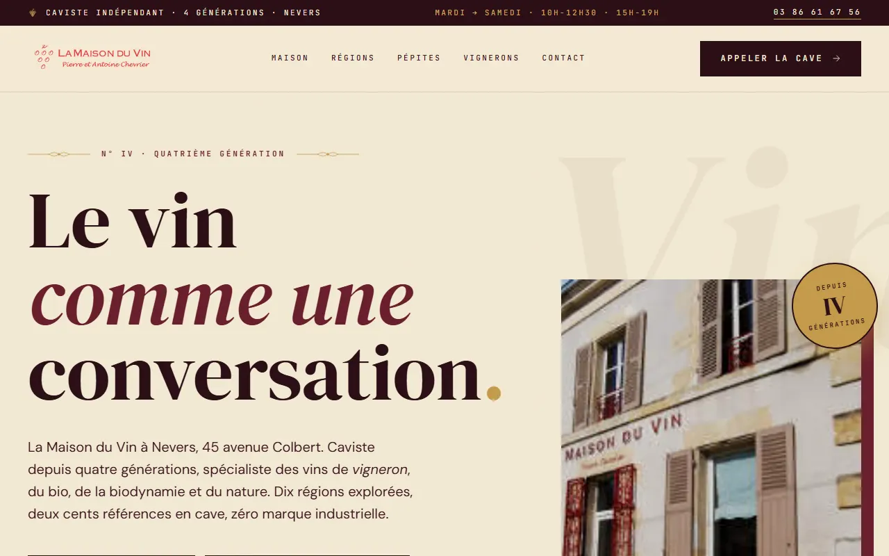 Site Maison du Vin — caviste indépendant 4 générations avec sticker IV générations, mur des vignerons hover gold et 7 vraies cuvées sur fond pierre